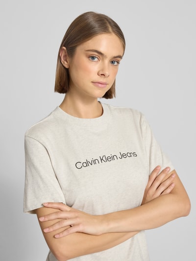 Calvin Klein Jeans T-Shirt mit Label-Print Ecru 3