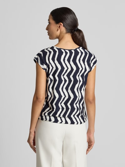 Frauenmodel trägt Relaxed Fit T-Shirt aus Viskose-Mix Modell 'Minou' von ZABAIONE mit Wellenmuster, elastischem Bund, Ganzkörperansicht Rückansicht.
