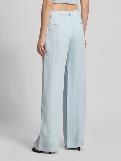 Frauenmodel trägt Wide Leg Hose aus Viskose-Mix von Bardot in Hellblau mit Gesäßtaschen, Modell 'GEORDY', Ganzkörperansicht Rückansicht. Bundweite bei Größe 36: 39 cm, Innenbeinlänge: 84 cm.
