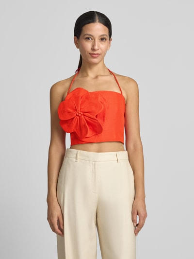 Frauenmodel trägt Crop Top aus Leinen-Viskose-Mix mit floraler Applikation von Forever New, leuchtendes Orange, glatte Struktur, Ganzkörperansicht von vorne. Damen Top, Cropped, Neckholder.