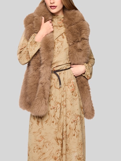 Frauenmodel trägt Weste aus Kunstfell mit Bindegürtel von Marc Cain, Schalkragen, flauschige Textur, brauner Ton, Ganzkörperansicht von vorne, Kontext: Damen Weste, Rückenlänge 68 cm, Schulterbreite 46 cm, Brustweite 55 cm.