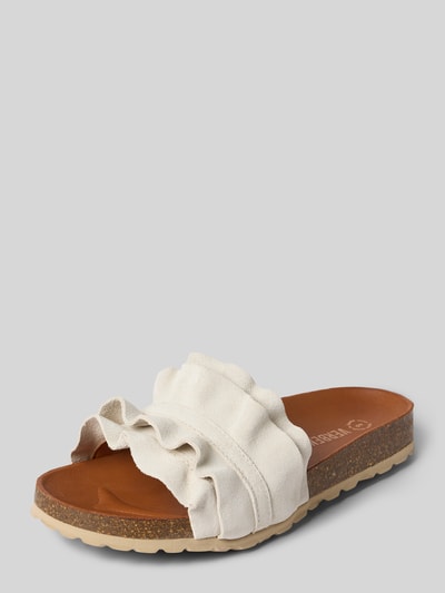 Produktfoto, Slipper aus echtem Leder Modell 'Rocio' von Verbenas, Damen Slipper mit Rüschenbesatz, abgerundete Passform, profilierte Sohle, offene Ferse, Absatzhöhe 3 cm, Farbe Weiß-Braun, strukturierte Textur.