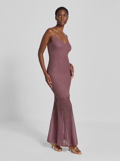 Frauenmodel trägt Strickkleid in Ripp-Optik Modell 'MEENA' von GUESS, Viskose-Mix, Ziersteinbesatz, Maxikleid, Ganzkörperansicht von vorne.