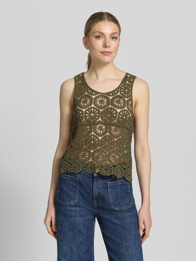 Frauenmodel trägt Regular Fit Blusentop aus Baumwoll-Mix Modell 'ELSA' von Vero Moda, Optik: Unifarben, Häkelspitze, Cropped, U-Ausschnitt, Ärmelform: Ohne, Material: Baumwoll-Mix, olivgrün, florale Muster, strukturierte Oberfläche, Ganzkörperansicht von vorne.