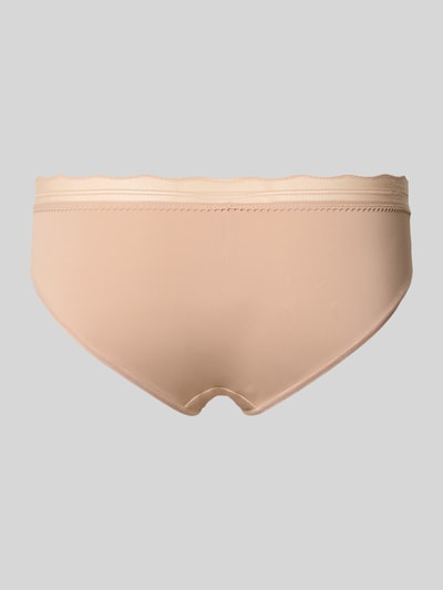 Frauenmodel trägt Slim Fit Hipster mit Logo-Detail Modell 'Go Blush' von Sloggi in Beige mit Spitzenbesatz, Rückenansicht, Nahaufnahme Rückansicht. Damen Hipster mit elastischem Material-Mix.