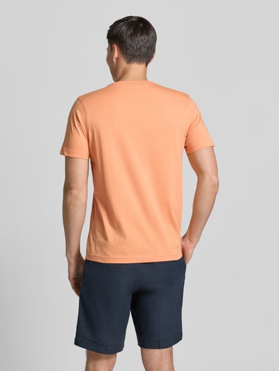 Männermodel trägt T-shirt met ronde hals, logostitching van Lerros, puur katoen, regular fit, ruglengte maat M: 77 cm, Ganzkörperansicht Rückansicht.