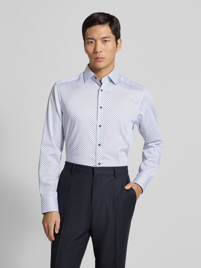 Männermodel trägt Regular Fit Businesshemd aus Baumwolle mit Kentkragen von OLYMP, Muster in Blau und Weiß, Knopfleiste, Nahaufnahme Oberkörper. Rückenlänge 80 cm, Schulterbreite 46 cm, Ärmellänge 66 cm bei Größe 40.