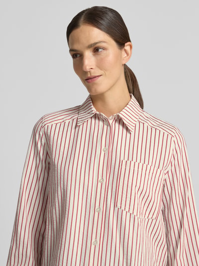 Frauenmodel trägt Loose Fit Langarmbluse aus Baumwoll-Mix von Jake*s Casual, cremefarben mit roten Streifen, Nahaufnahme Oberkörper.