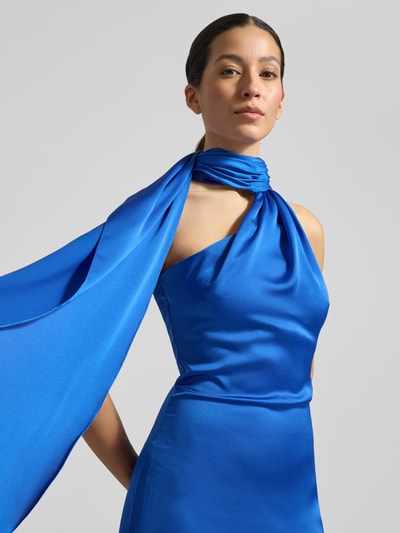 Vrouwenmodel draagt Neckholder-Avondjurk met Schal van TROYDEN COLLECTION in felblauw satijn, figuurvolgend, Nahaufnahme bovenlichaam.