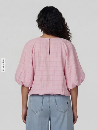 Frauenmodel trägt Regular Fit Bluse mit Strukturmuster von Jake*s Casual in Rosa, Ballon-Optik, Rundhalsausschnitt, Rückenansicht, Ganzkörperansicht Rückansicht