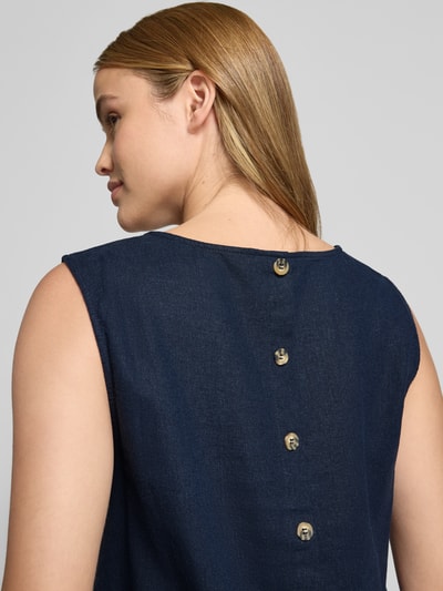 Frauenmodel trägt Top aus Leinen-Mix mit Rundhalsausschnitt Modell 'Lava' von FREE/QUENT in Dunkelblau, Knopfleiste, Nahaufnahme Rückansicht, Damen Top mit Viskose-Anteil, Regular Fit, Rückenlänge bei Größe S 60 cm.