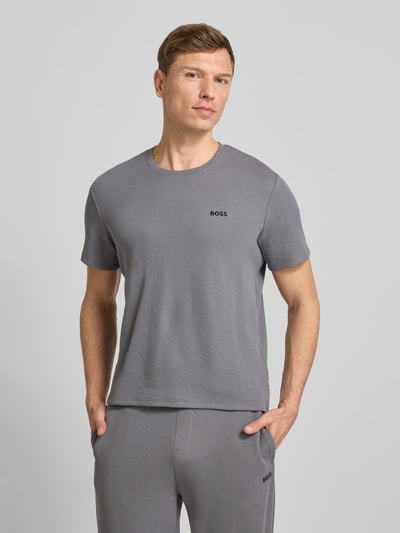 Männermodel trägt Regular Fit T-Shirt aus Baumwoll-Mix von BOSS in Optik: Unifarben, Waffel-Struktur, Rundhals, Kurzarm, Ganzkörperansicht von vorne.
