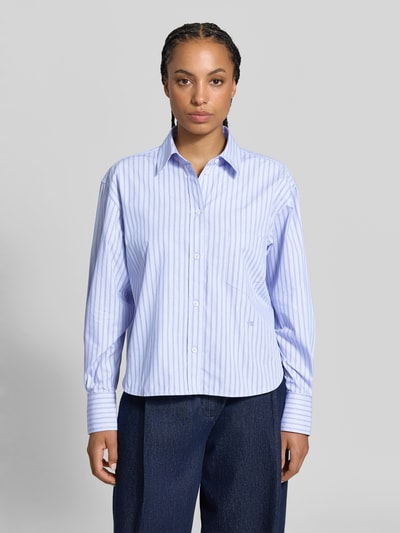 Vrouwenmodel draagt Hemdbluse aus reiner Baumwolle van Victoria Beckham, relaxed fit, overhemdkraag, borstzak, met lange mouwen, puur katoen, blauw-wit gestreept, textuur glad, ruglengte maat 36: 69 cm, mouwlengte maat 36: 59 cm, ganzkörperansicht van voren.
