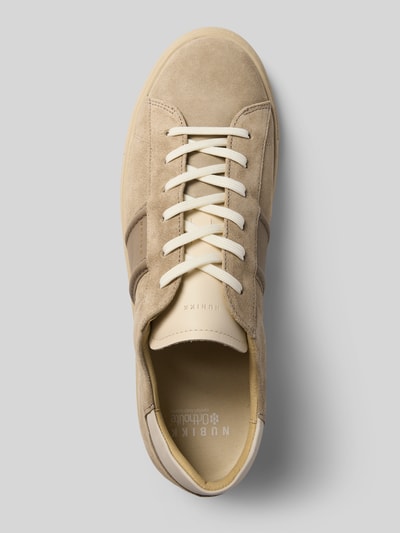 Produktfoto, Sneaker aus echtem Leder Modell 'Jase Morris' von Nubikk in Beige, abgerundete Passform, Logo-Detail, Detailaufnahme, Herren Sneaker, Absatzhöhe 3 cm, Schafthöhe 8 cm, Schaftweite 10 cm