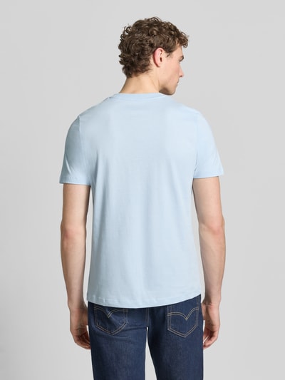Męski model nosi Regular Fit T-Shirt aus reiner Baumwolle von s.Oliver RED LABEL w kolorze jasnoniebieskim, gładki materiał, krótki rękaw, okrągły dekolt, nadruk z logo, krój regular fit, bawełna, całkowita tylna perspektywa