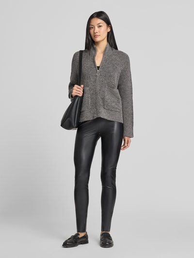Frauenmodel trägt Leggings in Leder-Optik von Marc Cain, Figurbetont, Elastischer Bund, Teilungsnähte, Schwarz, Ganzkörperansicht von vorne.