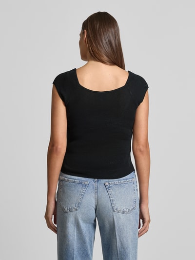Frauenmodel trägt Strickshirt mit Knopfleiste und Raffungen von JAKE*S STUDIO WOMAN in Schwarz, Viskose-Mix, körpernah, Ganzkörperansicht Rückansicht.