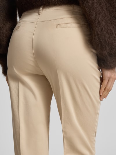 Frauenmodel trägt Hose mit Eingrifftaschen Modell 'Lorella' von Raphaela By Brax aus Baumwoll-Mix mit Stretch-Anteil in Beige, Nahaufnahme Rückansicht. Bundweite 40 cm, Innenbeinlänge 68 cm bei Größe 36, Damen HOSE mit Gesäßtaschen, Knopf- und Reißverschluss, verkürzte Passform.