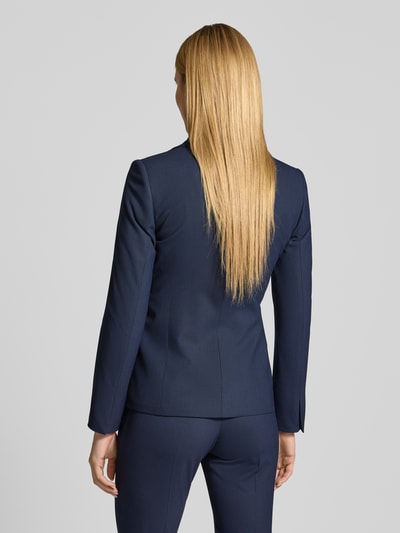 Modelka nosi Slim Fit Longblazer mit Viskose-Anteil Modell 'ADALAS' od HUGO, jednolity granat, długie rękawy, patki, widok całej sylwetki z tyłu.