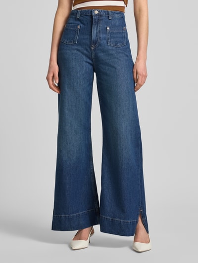 Frauenmodel trägt Flared Jeans aus Baumwoll-Mix Modell 'C_MARLENE' von BOSS Orange in Denim-Optik mit Nieten, Label-Patch, Seitenschlitz, Gesäßtaschen; Ganzkörperansicht von vorne.