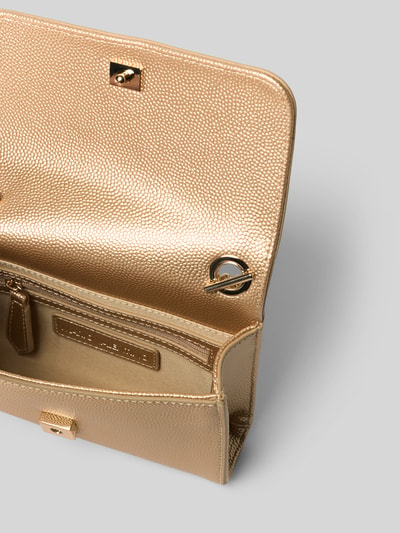 Produktfoto, goldfarbene Umhängetasche mit Label-Detail von Valentino Bags, strukturierte Oberfläche, Sicht auf das geöffnete Innenfach
