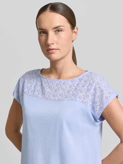 Frauenmodel trägt Regular Fit Blusentop aus reiner Baumwolle Modell 'JANNI' von Vero Moda in Hellblau, unifarben, semitransparenter Jerseybesatz, Nahaufnahme Oberkörper.