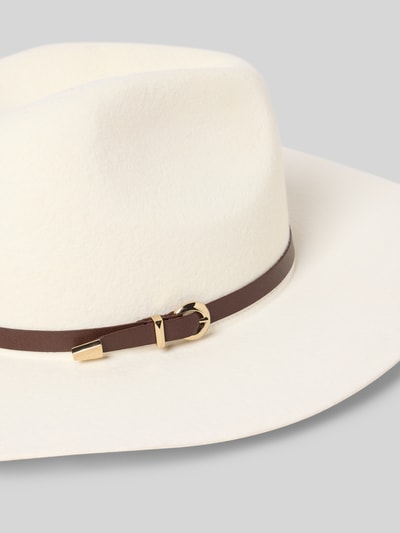 Produktfoto, Fedora aus reiner Wolle mit echtem Leder-Besatz von Marc Cain, cremeweiß, Strukturmuster, brauner Riemen mit goldener Zierschnalle