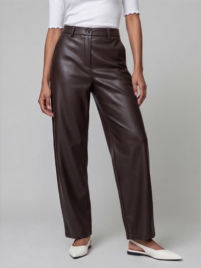 Frauenmodel trägt Regular Fit Leder- / Kunstlederhose mit Label-Detail Modell 'PHIBI' von Raffaello Rossi in Dunkelbraun, glatte Textur, Nahaufnahme Oberkörper, Damen Leder- / Kunstlederhose von Raffaello Rossi.