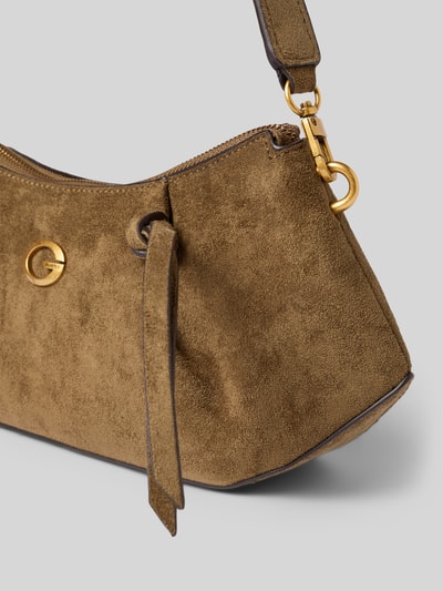 Produktfoto, Handtasche mit Schulterriemen Modell 'ALLEGRA' von GUESS in braunem Wildleder-Look, goldfarbene Details, labeldetail, Hoofdvak met ritssluiting, Breedte 28 cm, Lengte 17 cm, Diepte 7 cm, schouderbandlengte 68 cm