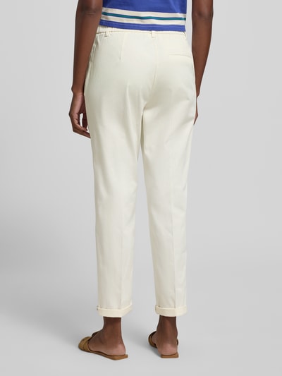Mężczyznamodel nosi Regular Fit Chino aus Baumwoll-Mix von s.Oliver BLACK LABEL, efekt: jednolity kolor, krój regular fit, szlufki na pasek, zapięcie na guzik i zamek błyskawiczny, elastyczny pas, zakończenie nogawek z mankietem, wpuszczane kieszenie, imitacja tylnej kieszeni, mieszanka bawełny, Ganzkörperansicht Rückansicht