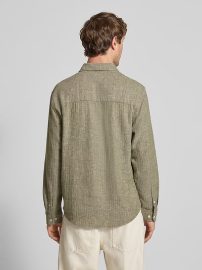 Männermodel trägt Slim Fit Freizeithemd aus Leinen-Baumwoll-Mix Modell 'NELSON' von Redefined Rebel in hellem Olivgrün, Ganzkörperansicht Rückansicht. Rückenpartie und lange Ärmel, Kentkragen, mittlere Struktur, Kontext: Herren Freizeithemd, Brusttasche, Label-Detail, Rückenlänge 50 cm, Schulterbreite 49 cm, Ärmellänge 72 cm.