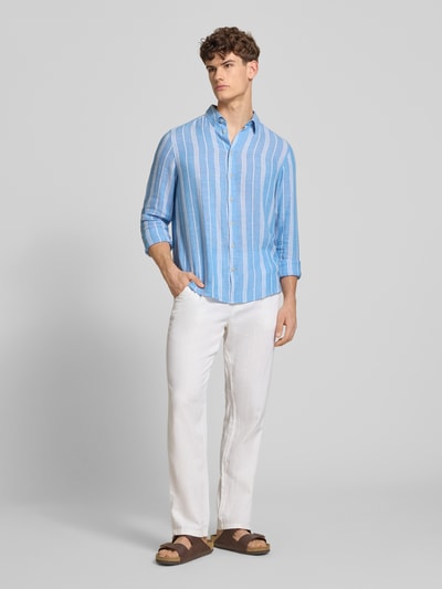 Männermodel trägt Regular Fit Leinenhemd mit Viskose-Anteil Modell 'Bobby' von Blend, blau-weiß gestreift, Ganzkörperansicht von vorne. Leinen-Mix mit Kentkragen, langärmelig, Knopfleiste, Sportmanschetten.