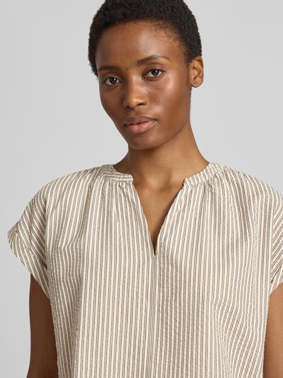 Frauenmodel trägt Regular Fit Kurzarmbluse aus reiner Baumwolle von s.Oliver RED LABEL, cremefarben mit feinen Streifen, Nahaufnahme Oberkörper.