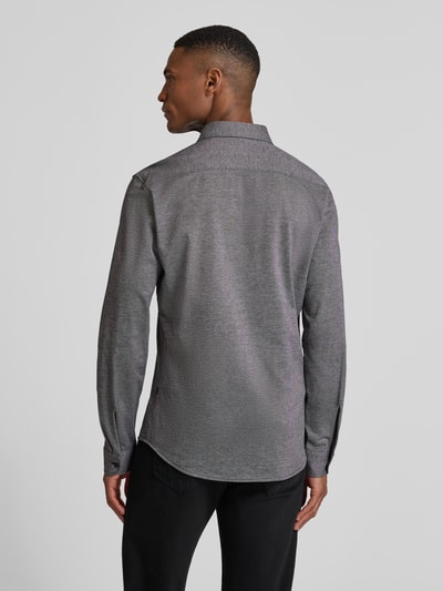 Männermodel trägt Slim Fit Freizeithemd aus reiner Baumwolle Modell 'MYSOFT_2' von BOSS Orange in Melange-Optik, Ganzkörperansicht Rückansicht.