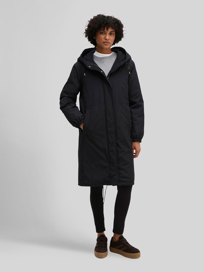 Modelka kobieca nosi czarną parkę Regular Fit Parka mit Kapuzenkragen von Marc O'Polo, prosta faktura, pełny widok z przodu