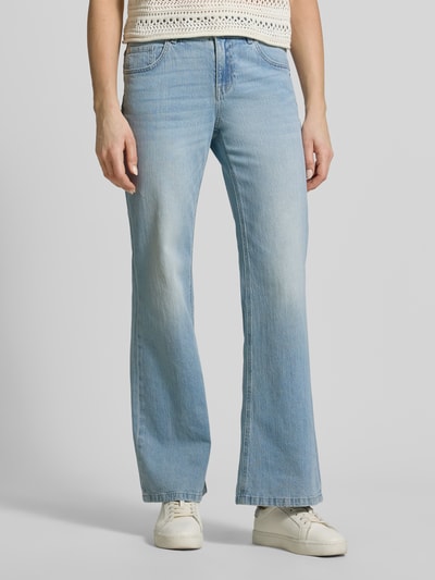 Frauenmodel trägt Straight Fit Jeans im 5-Pocket-Design Modell 'Marlena' von MOS MOSH aus elastischem Baumwoll-Mix, hellblaue Waschung, Ganzkörperansicht von vorne.