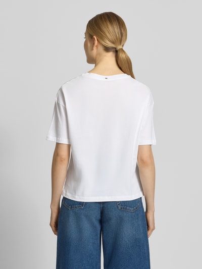 Frauenmodel trägt Slim Fit T-Shirt aus reiner Baumwolle von TOMMY HILFIGER, Optik: Unifarben, Logo-Stitching, Rundhals, Kurzarm, Jersey, Ganzkörperansicht Rückansicht.