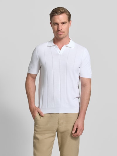 Männermodel trägt Regular Fit Poloshirt mit breiter Rippe und V-Ausschnitt von GRAN SASSO in Reine Baumwolle, Ganzkörperansicht von vorne.