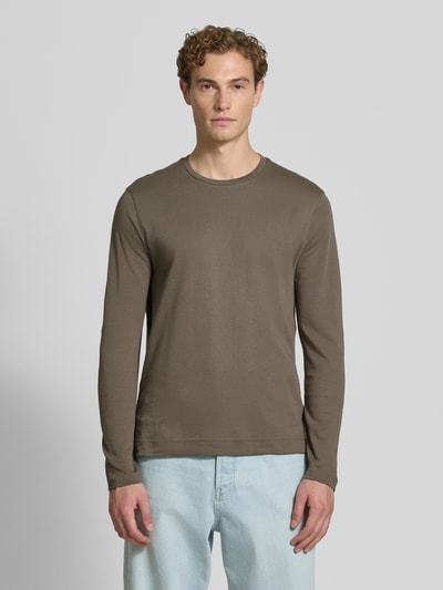 Männermodel trägt Longsleeve mit Rundhalsausschnitt von Christian Berg Men in Braun, reine Baumwolle, Slim Fit, Ganzkörperansicht von vorne.