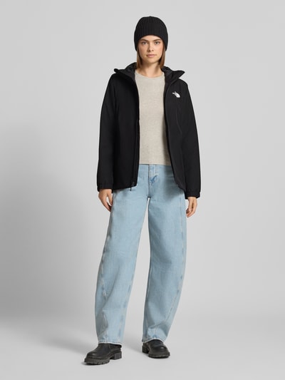 Frauenmodel trägt Regular Fit Funktionsjacke mit Logo-Print Modell 'Quest Mono' von The North Face, schwarz, glatte Textur, Ganzkörperansicht von vorne, Damen Funktionsjacken Kontext integriert.