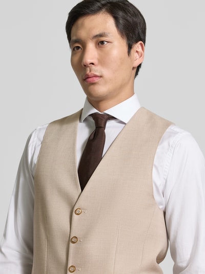 Männermodel trägt Regular Fit Weste mit Viskose-Anteil Modell 'Edgar' von DIGEL in Beige, Knopfleiste, Denim-Optik, Nahaufnahme Oberkörper. Elastischer-Material-Mix, V-Ausschnitt, Rückenlänge bei Größe 50: 61 cm.