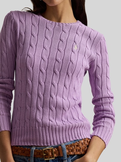 Frauenmodel trägt Strickpullover mit Zopfmuster Modell 'JULIANNA' von Polo Ralph Lauren in Flieder, reine Baumwolle, Nahaufnahme Oberkörper.