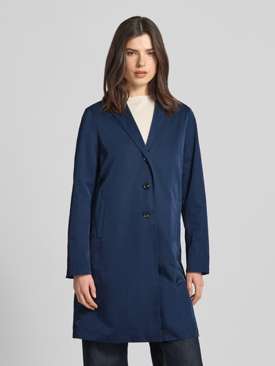 Frauenmodel trägt Relaxed Fit Mantel mit Reverskragen von WHITE LABEL in Dunkelblau mit Knopfleiste und Eingrifftaschen, Ganzkörperansicht von vorne, Rückenlänge 94 cm, Schulterbreite 38 cm, Brustweite 42 cm, Ärmellänge 63 cm bei Größe 36.