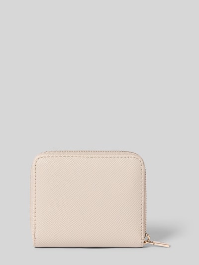 Produktfoto, Portemonnaie in Leder-Optik Modell 'Laurel' von Guess, cremefarben, strukturierte Oberfläche, Reißverschluss, Logo-Applikation.