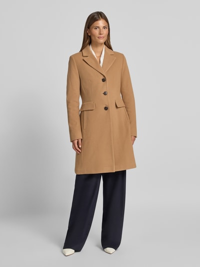 Frauenmodel trägt Mantel aus Woll-Mix mit Reverskragen und Pattentaschen von FUCHS SCHMITT in Camel, glatte Textur, Ganzkörperansicht von vorne. Kontext: Damen Mantel, Woll-Mix mit Kaschmir-Anteil, Straight Fit, Reverskragen, Knopfverschluss, Pattentaschen, Rückenlänge 95 cm, Schulterbreite 42 cm, Brustweite 48 cm, Ärmellänge 66 cm.