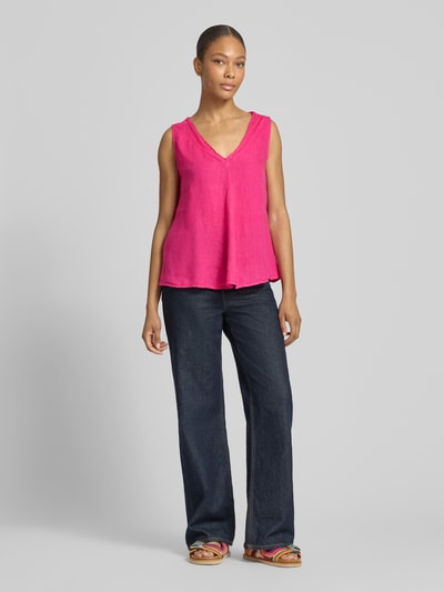 Frauenmodel trägt Blusentop aus Leinen Modell 'Lu44cia' von ZABAIONE in Pink, A-Linie, V-Ausschnitt, Rückenlänge 58 cm, Ganzkörperansicht von vorne.
