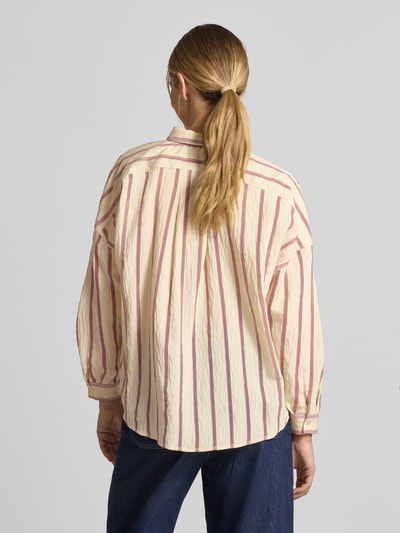 Frauenmodel trägt Relaxed Fit Hemdbluse aus Viskose-Mix von Jake*s Casual mit rot-beigen Streifen, strukturierte Oberfläche, Ganzkörperansicht Rückansicht. Rückenlänge bei Größe 36: 66 cm, Ärmellänge bei Größe 36: 42 cm, Durchgehende Knopfleiste, Hemdblusenkragen, Langärmeliges Design.