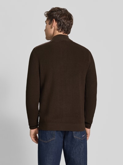 Männermodel trägt gebreide pullover met schoudervulling van bugatti in donkerbruin, puur katoen, recht model, schipperskraag, ribboorden, ruglengte maat M 68 cm, mouwlengte maat M 70 cm, ganzkörperansicht rückansicht.