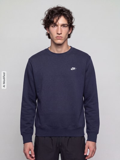 Mannenmodel draagt Relaxed Fit Sweatshirt uit katoenmix van Nike in donkerblauw, effen structuur, Heren sweatshirt, Nahaufnahme Oberkörper, KI-modified beeld