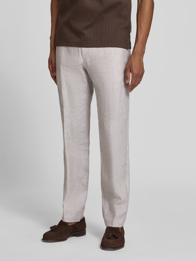 Männermodel trägt Slim Fit Leinenhose mit Tunnelzug Modell 'Sake' von JOOP! Collection, naturfarbene Struktur, Ganzkörperansicht von vorne.